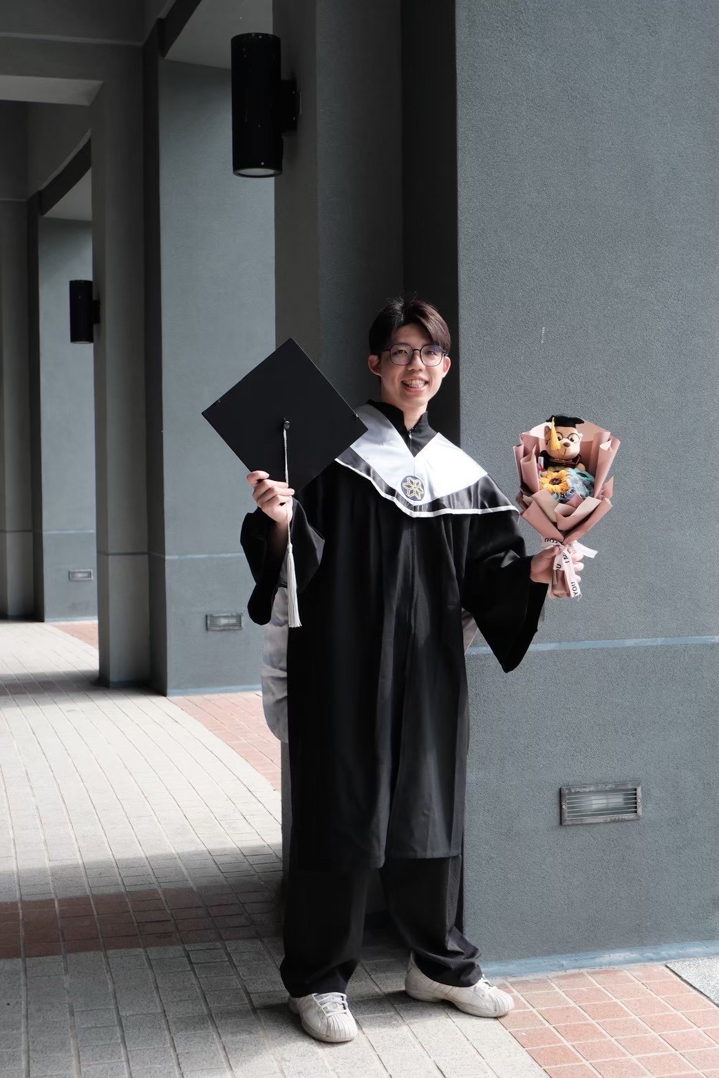 阿穎完成雲林科技大學資訊管理碩士學位的畢業照