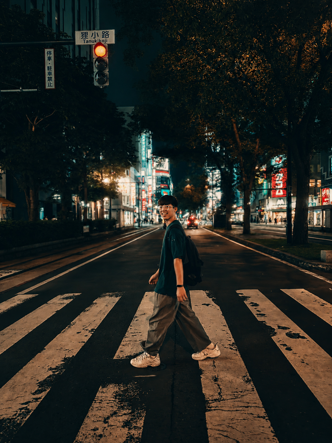 阿穎夜晚走過札幌狸小路街道